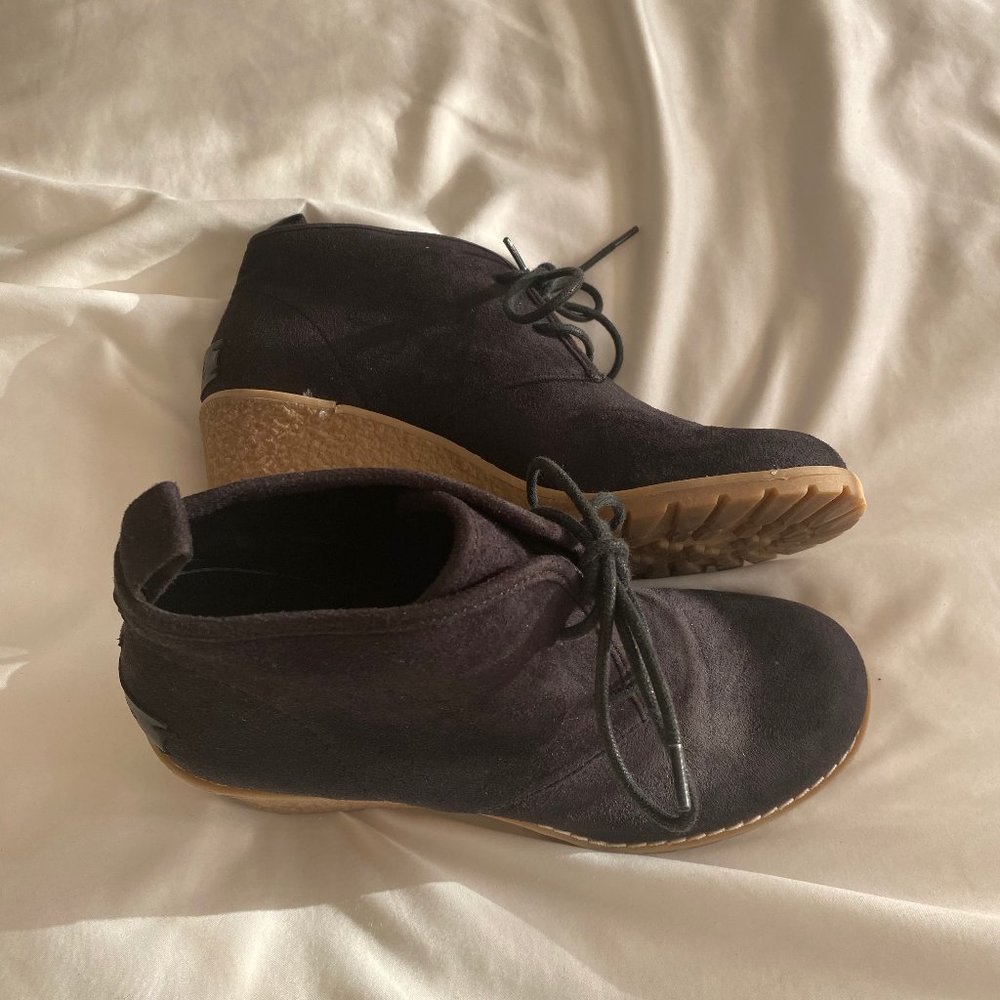 Bass Cali Black Faux Suede on Rubber Wedge, Sz 7